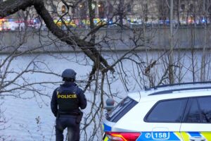 Mohla polícia zabrániť vraždám na fakulte, ak by obe budovy vyprázdnila? Expolicajt kritizuje koordináciu zásahu