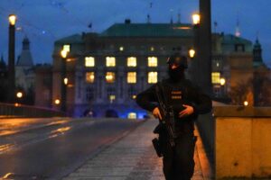 Pochybila polícia? O nebezpečnom mužovi vedela, fakultu však nevyprázdnila