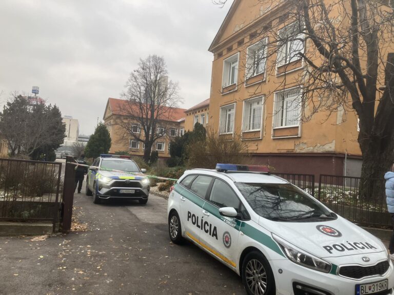 Gymnázium Alberta Einsteina sa stalo terčom teroristického útoku. Foto: Ivan Lučanič