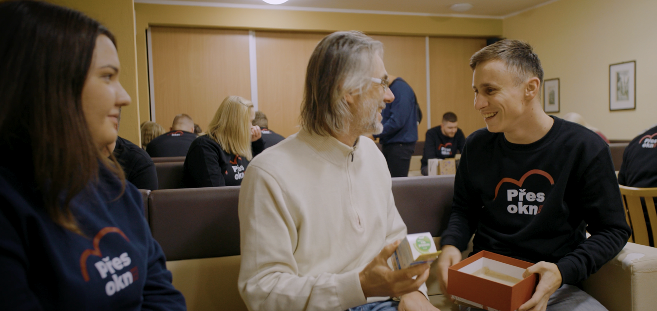 Scéna z videoklipu k skladbe Dobrý skutok pripomína dôležitosť empatie ku starším, Foto: Dobrý skutok