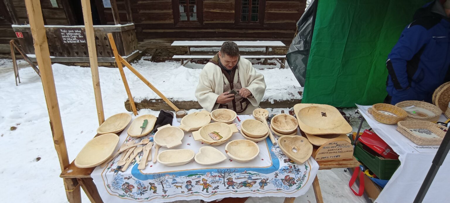 Medzi nami je stále niekoľko drotárov, rezbárov či včelárov. Foto: David M. 