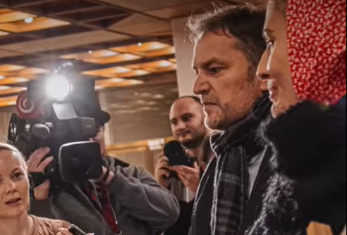Igor Matovič v parlamente pri stretnutí Petra Pellegriniho s deťmi folklórneho súboru Čunovský kŕdeľ. Zdroj: FB