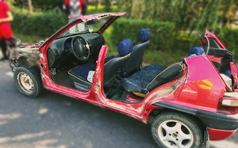 Netradičný kabriolet v Lučenci pobavil v októbri celé Slovensko. Foto: FB Polícia SR BB