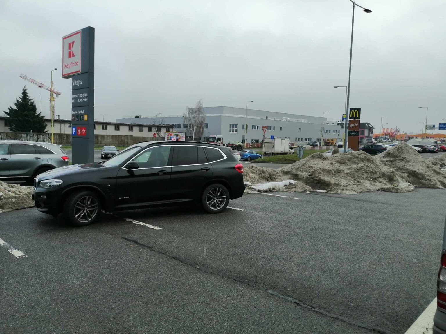 Problém neohľaduplného parkovania v Košiciach prezrádza o Košičanoch veľa. Foto: FB Parkujem/jazdim ako idiot (KE/KS)