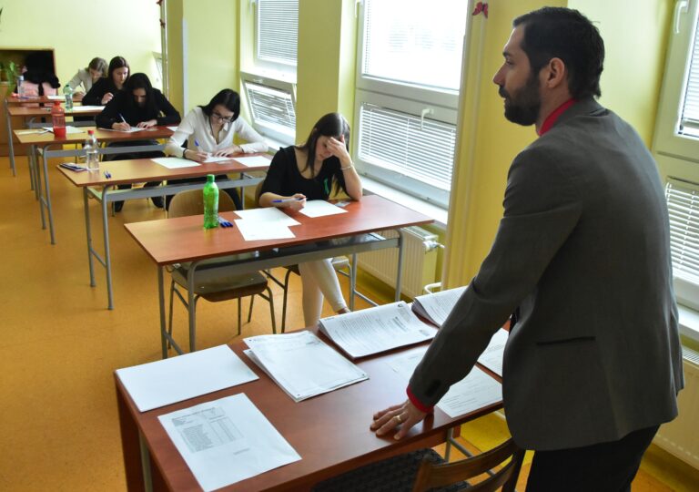 Študenti Obchodnej akadémie v Trebišove, ilustračné foto Foto: TASR/Roman Hanc