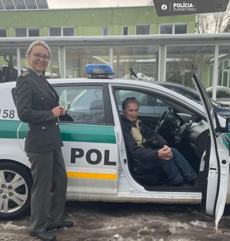 Želania neplní len Ježiško. Policajti urobili radosť 90-ročnému Vladimírovi. Foto: Polícia SR - Žilinský kraj/Facebook