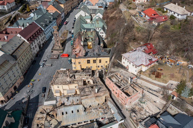 Spolu bolo požiarom zasiahnutých a zničených sedem budov. Foto: TASR