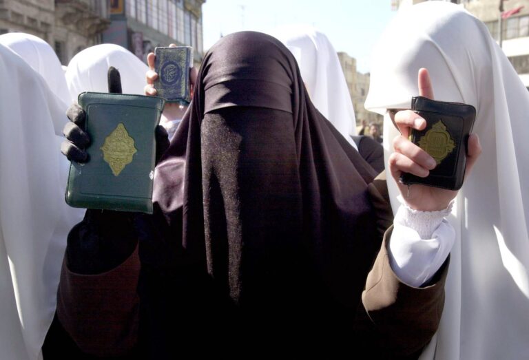 Ženy s výtlačkami koránu. Zdroj: profimedia.sk