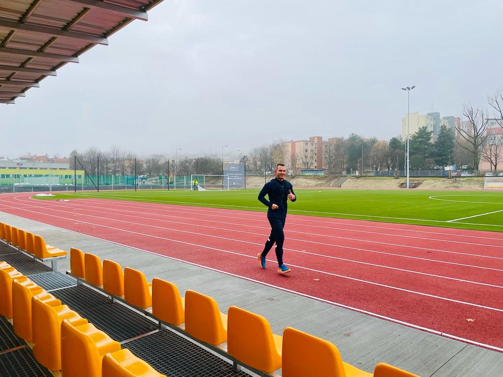 Okolo veľkého futbalového ihriska sa nachádza bežecký ovál. Foto: Monika Kováčová