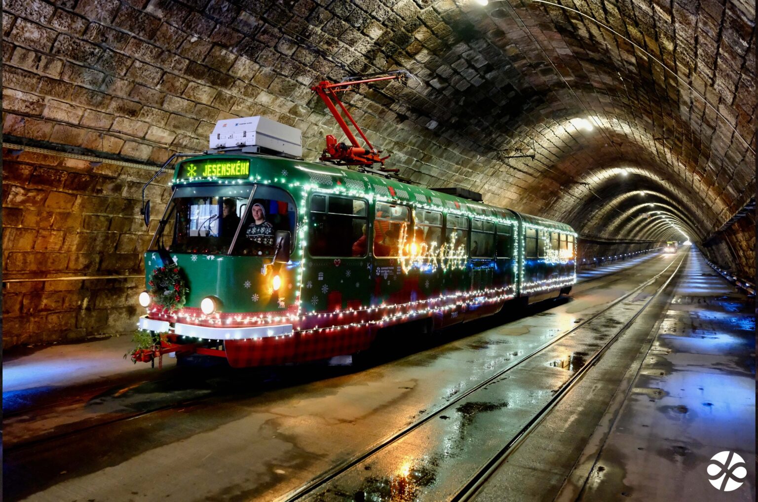 Vianočná električka bude v Bratislave premávať aj cez víkend. Foto: Dopravný podnik Bratislava/FB