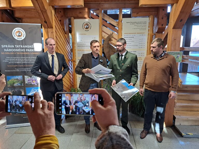 Na snímke sprava štátny tajomník ministerstva životného prostredia (MŽP) SR Filip Kuffa, riaditeľ Správy Tatranského národného parku (TANAP-u) Peter Olexa, minister životného prostredia SR Tomáš Taraba (nominant SNS) a štátny tajomník MŽP SR Štefan Kuffa na tlačovej konferencii v Tatranskej Lomnici  v utorok 9. januára 2024. Foto: Adriána Hudecová/TASR
