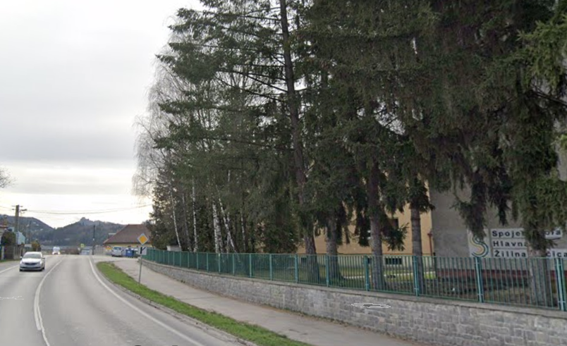 Školský areál v Bytčici je hneď vedľa hlavnej cesty. Foto: Google Street View
