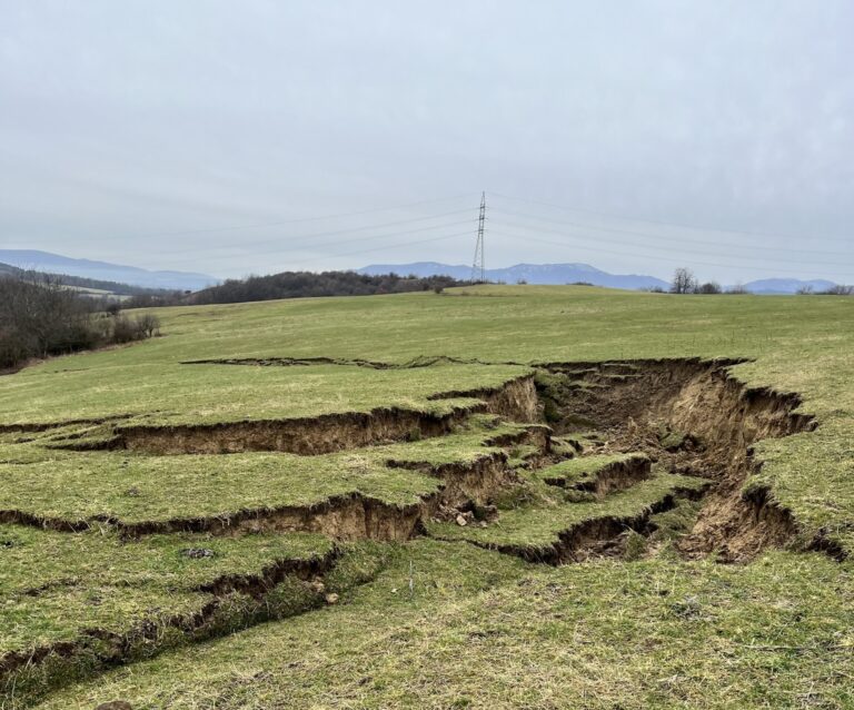 Zosunutý svah v Prievidzi. Foto: Mesto Prievidza
