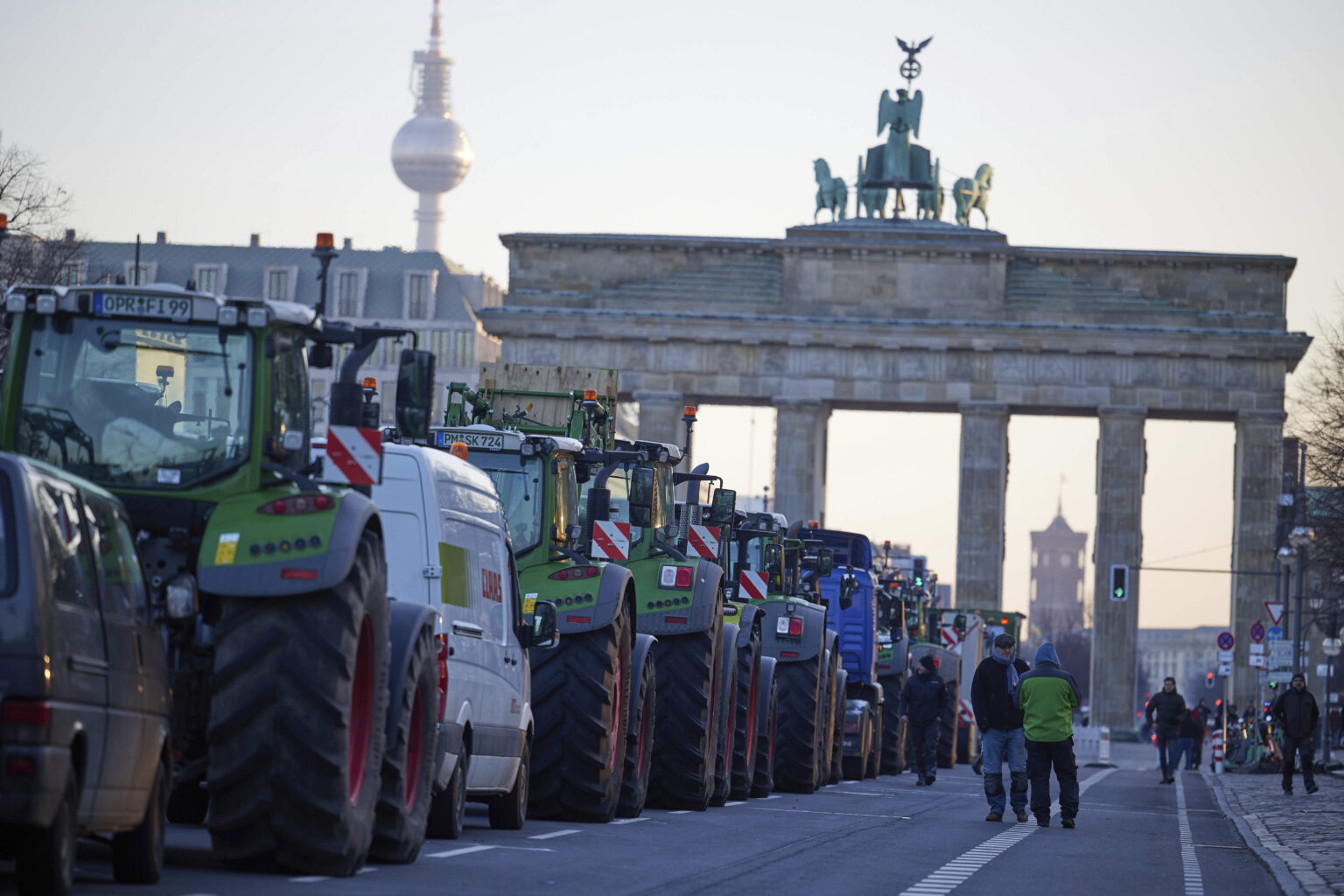 Protest farmárov pred Brandenburskou bránou v Berlíne. Foto: TASR/AP
