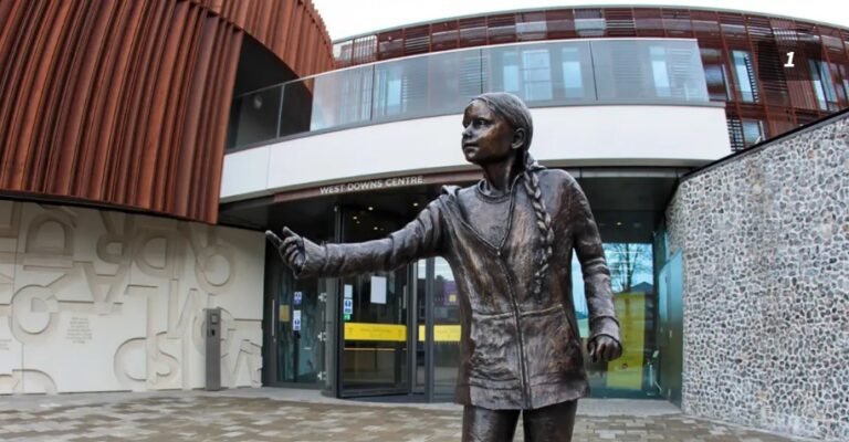 Socha Grety Thunbergovej. Foto: Winchesterská univerzita