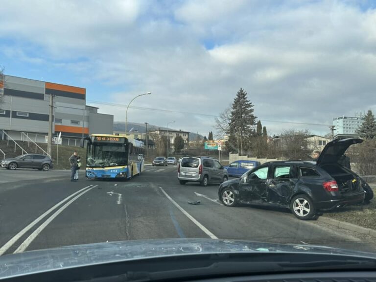 V dôsledku nehody na križovatke pri Crow Arene je niekoľko zranených. FB Peter Matta, Dopravný servis KE, KS