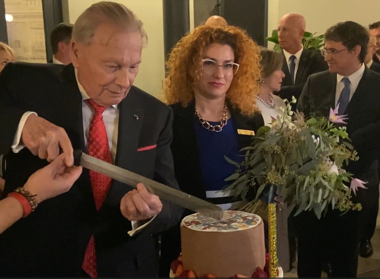 Oslava akú len tak niekto neprekoná. Aj takýto superlatív odznel na slávnosti, ktorej hlavnou osobnosťou bol prezident Rudolf Schuster (na zábere pri krájaní torty). Foto Daniela Pirschelová