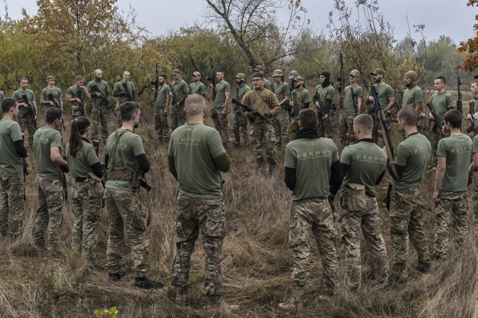 Noví regrúti tretej samostatnej útočnej brigády ukrajinskej armády cvičia v októbri v Kyjeve. Foto: Brendan Hoffman pre New York Times