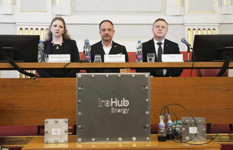 Zhodnotenie úspešného ukončenia testovania a inštalácie unikátnej prietokovej batérie s veľkým strategickým významom pre Slovensko aj Európu. Foto: tasr
