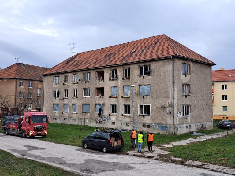 Partizánske začalo s búraním domu na Nábrežnej ulici. Foto: Mesto Partizánske