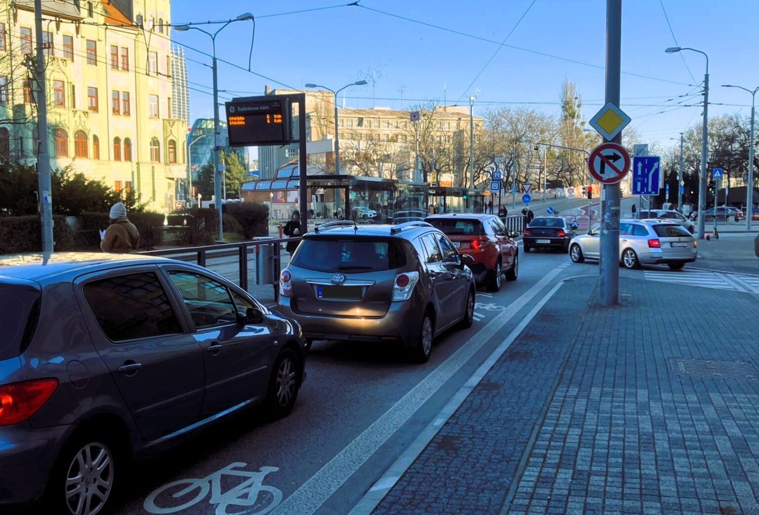 Vozidlá čakajúce na semafore na Šafárikovom námestí.
FOTO: Ivan Lučanič