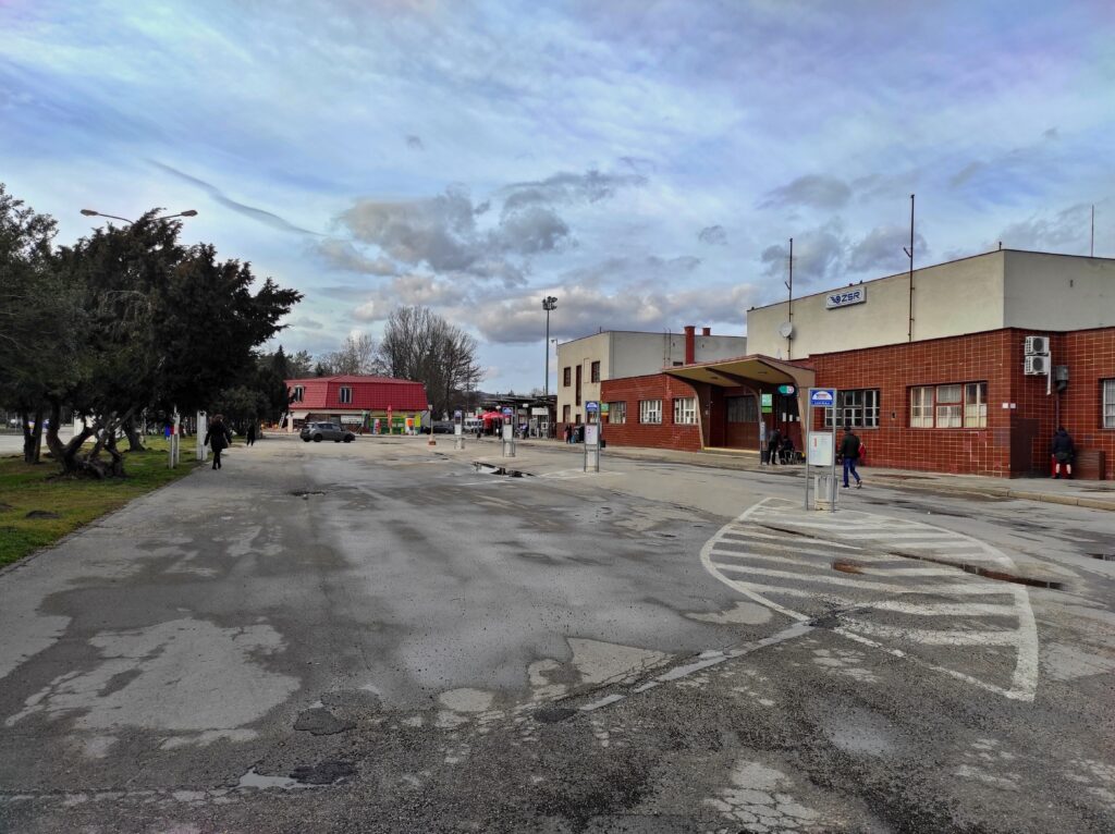 V priestore stanice majú byť všetky zastávky prímestských, diaľkových aj medzinárodných autobusov. Foto: autor
