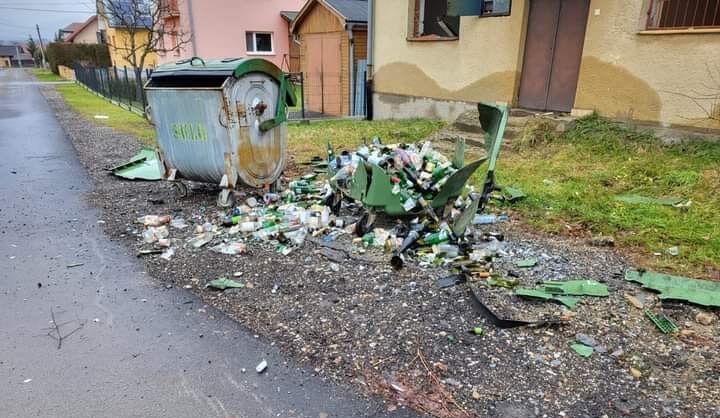 Výbuch zničil odpadový kontajner. Foto: Facebook/Alex R. 