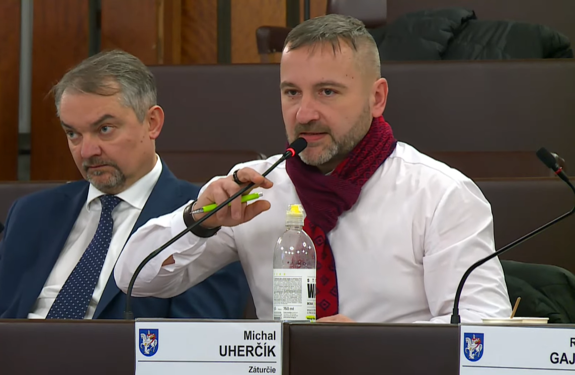 Poslanec Michal Uherčík bol opäť na zasadnutí veľmi aktívni. Foto: LK