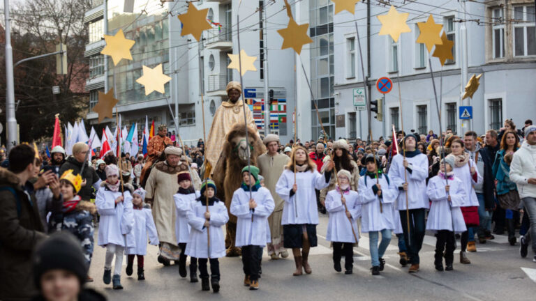 Vodičov v Bratislave čaká v sobotu 6. januára dopravné obmedzenie v centre mesta. Foto: trajakrali.sk