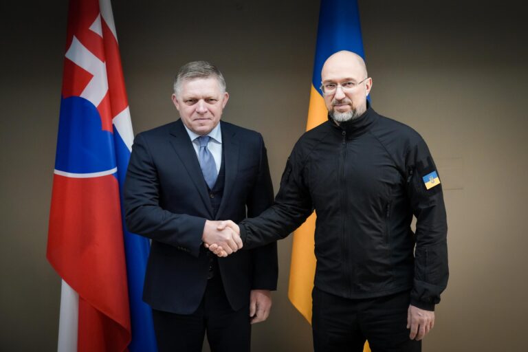 Na snímke zľava predseda vlády SR Robert Fico a ukrajinský premiér Denys Šmyhaľ. FOTO TASR – Úrad vlády SR