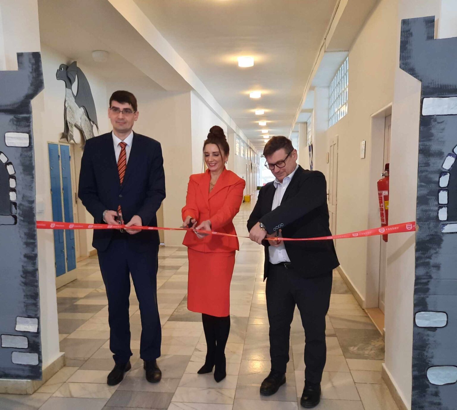 Slávnostné otvorenie zrekonštruovaného pavilónu v ZŠ Bajkalskej sa konalo v pondelok 5. februára. Foto: Redakcia