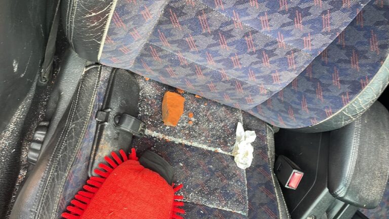 Počas jazdy preletela chlapcovi cez sklo tehla. Foto: FB Dopravný servis KE KS