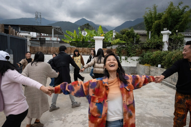 Prijatie svojho vnútorného dieťaťa v Ta-li. Li Siao-süe, uprostred, sa tam presťahovala v auguste po návrate do Číny z Los Angeles. Li povedala, že rozmanitosť a otvorená kultúra Ta-li jej pripomína Kaliforniu. Foto: Gilles Sabrié pre New York Times