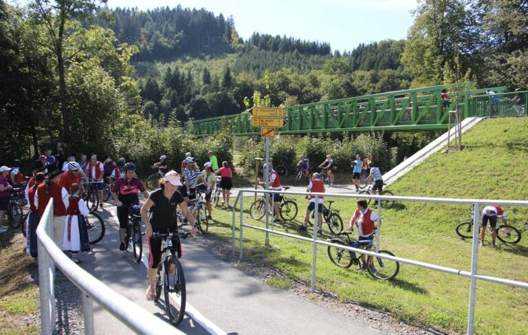 Nový cyklistický projekt prepojí Trenčianský hrad s českým Brumovom. Foto: TSK