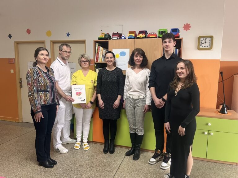 Finančný dar od gymnazistov pomôže v liečbe detských pacientov. Foto: NsP Myjava