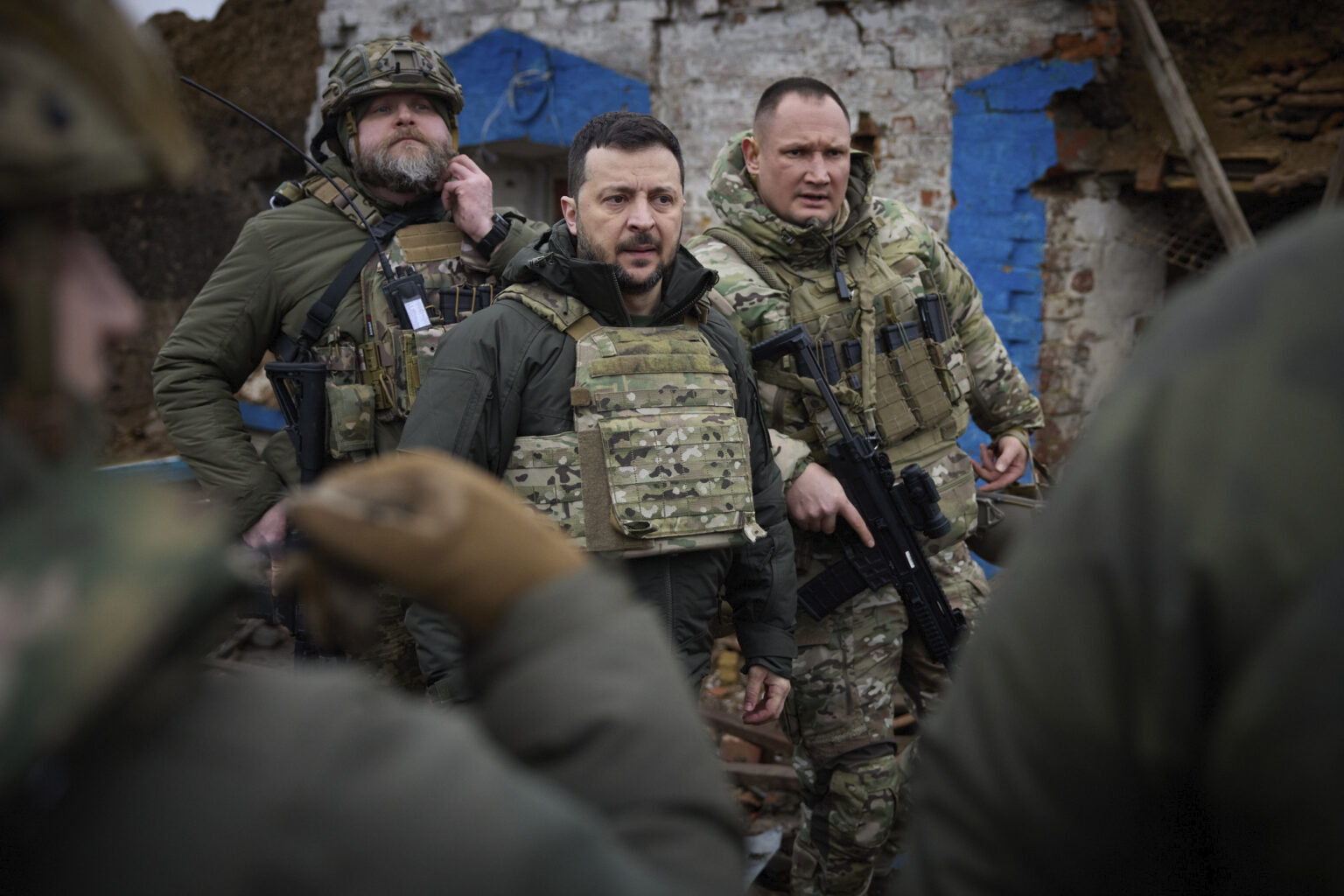 Ukrajinský prezident Volodymyr Zelenskyj (uprostred) a vojaci. Foto: TASR/AP