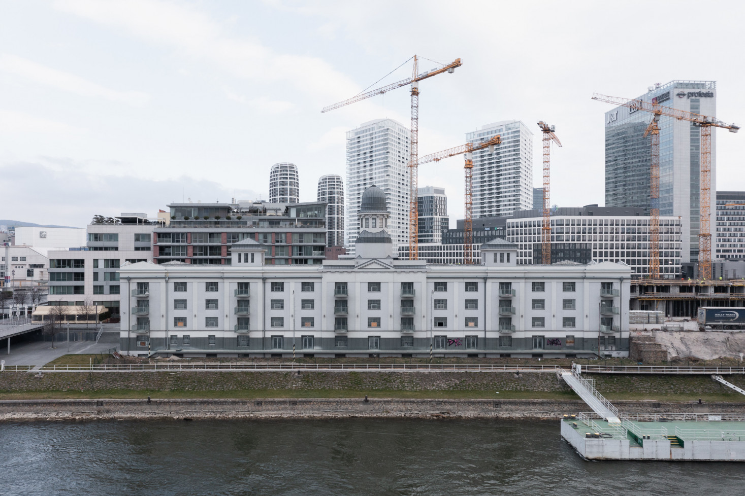 Sklad č. 7. Foto: Register modernej architektúry oA HÚ SAV / Matej Hakar, Čierne diery