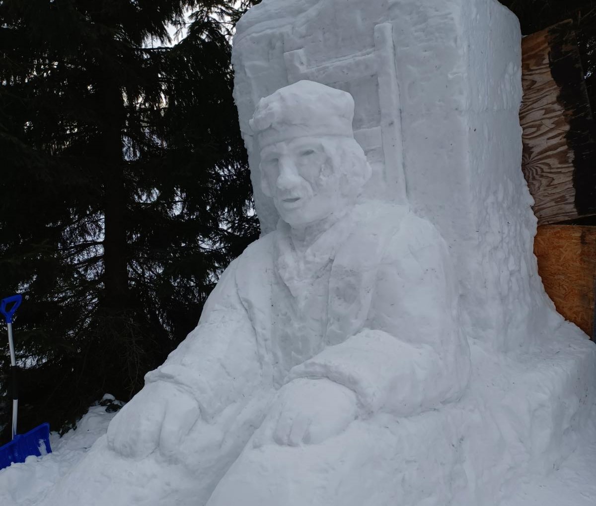 Snehová socha vysokohorského nosiča pri Rainerovej chate. Foto: Peter Petras