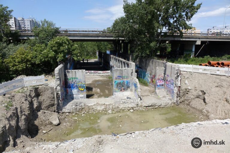 Tunel nedokončenej rýchlodráhy po asanácii jeho časti. Foto: imhd.sk