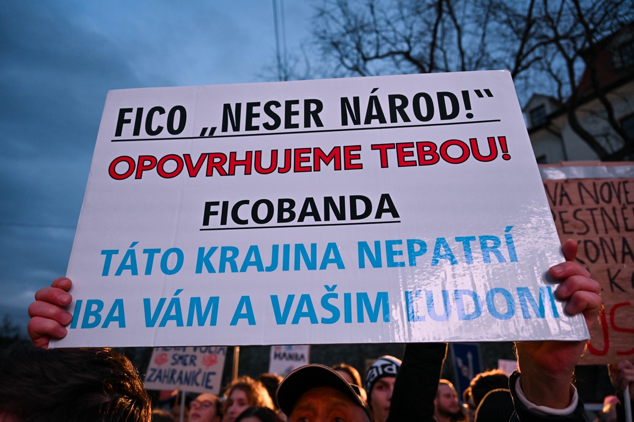 Na snímke ľudia počas protestného zhromaždenia hnutia Progresívne Slovensko (PS), strany Sloboda a Solidarita (SaS) a Kresťanskodemokratického hnutia (KDH) proti návrhu trestného zákona, ktorý obsahuje aj zrušenie Úradu špeciálnej prokuratúry pred Národnou radou SR v Bratislave v stredu 7. februára 2024. Foto: Pavol Zachar/TASR