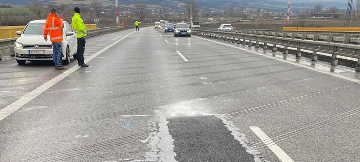 Polícia upozorňuje vodičov na dopravné obmedzenie na diaľnici D1. Zdroj: Polícia SR - Trenčiansky kraj/FB