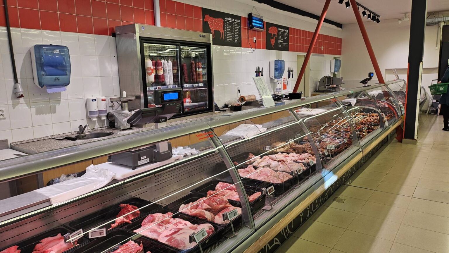 Mäsový pult v potravinovom reťazci Fresh Plus na Čordákovej ulici v Košiciach Foto: Redakcia