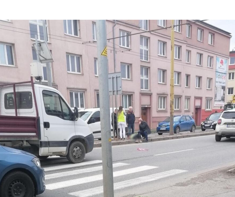 Po zrážke s autom staršiu ženu odhodilo. Foto: fb skupina Dopravný servis PO a okolie. Autor: Ivana V.