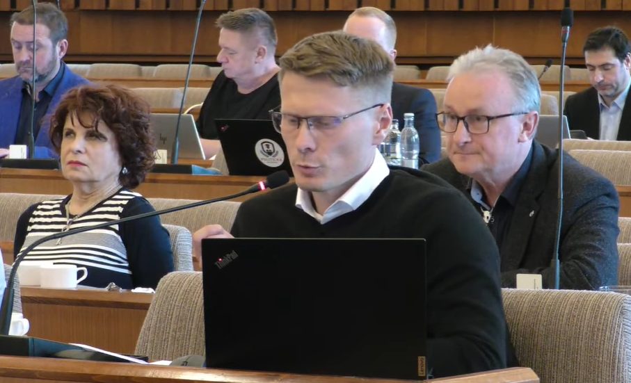 Poslanec Vladimír Randa (v popredí) na aprílovom zasadnutí mestského zastupiteľstva v Žiline. Foto: Mesto Žilina
