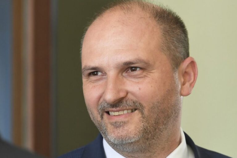 Primátor Polaček podpísal zmenu Štatútu mesta Košice. Foto: tasr