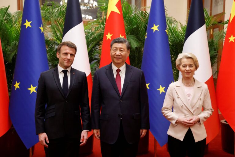 Emmanuel Macron a Ursula von der Leyenová spolu s čínskym prezidentom Si Ťin-pchingom počas návštevy Číny v apríli 2023. Foto: Profimedia.sk