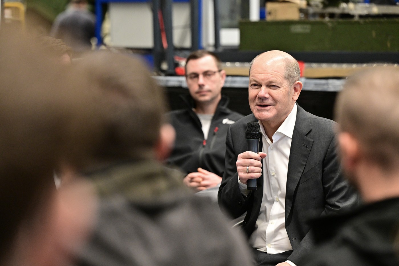 Kancelár Olaf Scholz sa rozpráva so zamestnancami zbrojárskej firmy Rheinmetall. Foto: Profimedia.sk