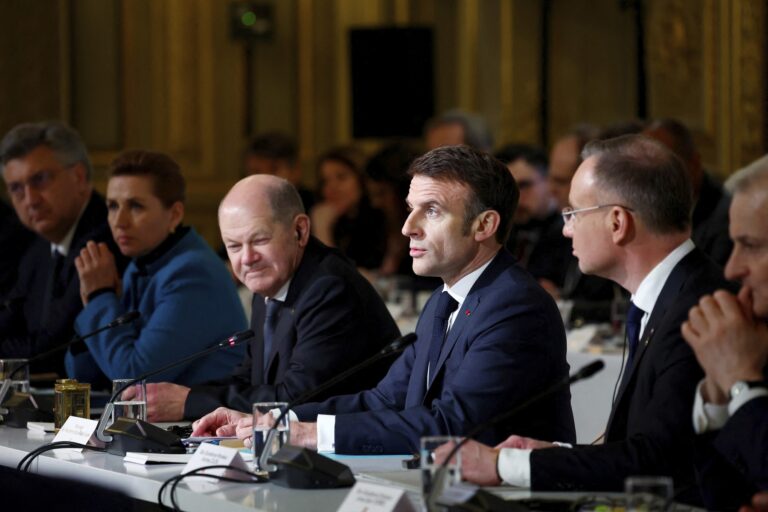 Prezident Macron s kancelárom Scholzom a poľským prezidentom Dudom na samite v Paríži. Foto: Profimedia.sk