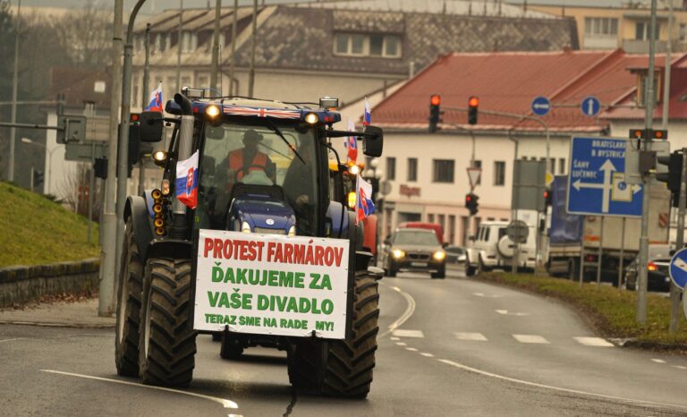 Farmári s desiatkami traktorov  obmedzia dopravu aj v trenčianskom kraji. Kolóny sa nevyhnú ani dopravným tepnám. Foto: FB/Tomáš Bertha/Združenie mladých farmárov na Slovensku - ASYF