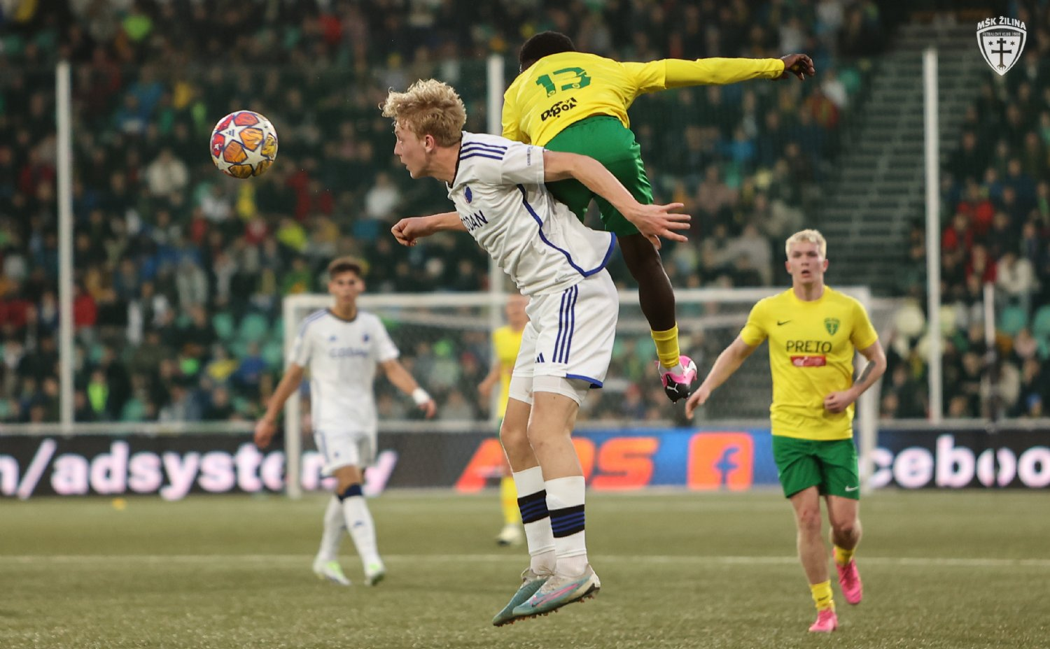 Žilinčan Basirou Badje v súboji s dánskym protihráčom v osemfinále LM. Foto: MŠK Žilina - Daniel Stehlik, cvaksk.sk